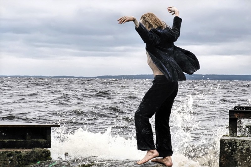 Osku Leinonen butoh esityksessä Näsijärven rannalla