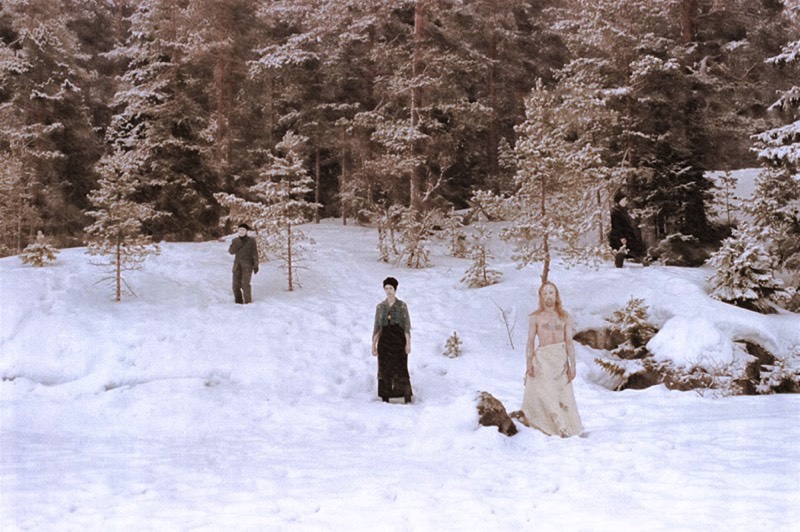 Osku Leinonen butoh-esityksessä työpajaan osallistuneiden kanssa Kaupinojalla, Tampereella