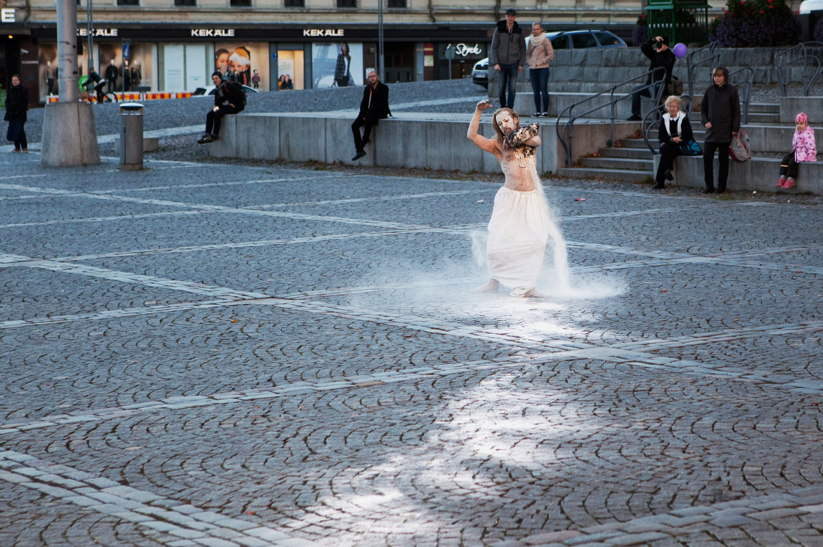 2016 Kuva Liisa Mäkinen - Esitys keskustorilla Tampereella 2016